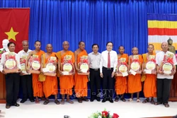 Đồng chí Trần Thanh Mẫn tặng quà các vị hòa thượng, thượng tọa trong hội Đoàn kết sư sãi yêu nước tỉnh Sóc Trăng. Ảnh: Trung Hiếu - TTXVN