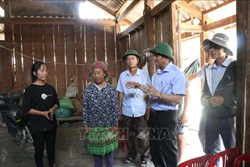 Đoàn công tác của huyện M’Đrắk tuyên truyền vận động người dân thực hiện công tác di dời về nơi ở mới. Ảnh: Tuấn Anh – TTXVN