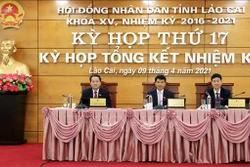 Đồng chí Đặng Xuân Phong (giữa), Ủy viên Trung ương Đảng, Bí thư Tỉnh ủy, Chủ tịch Hội đồng nhân dân tỉnh Lào Cai chủ trì kỳ họp. Ảnh: Quốc Khánh - TTXVN