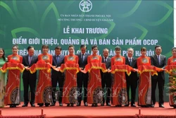 Cắt băng khai mạc điểm giới thiệu và quảng bá sản phẩm OCOP. Ảnh: Phương Anh-TTXVN