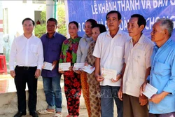 Đại diện BIDV Cà Mau trao quà cho các hộ thuộc diện nghèo tại xã Tân Hưng Đông, huyện Cái Nước tại buổi lễ. Ảnh: Kim Há-TTXVN