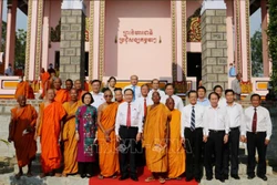 Ủy viên Bộ Chính trị, Phó Chủ tịch Thường trực Quốc hội Trần Thanh Mẫn và đoàn công tác chụp ảnh cùng các vị hòa thượng, thượng tọa, đại đức tại Chùa Soài So, xã Núi Tô, huyện Tri Tôn, tỉnh An Giang. Ảnh: Công Mạo-TTXVN