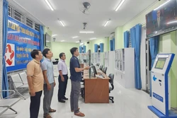 Đẩy mạnh xây dựng chính quyền số tại huyện nghèo Sơn Tây. Ảnh: TTXVN 