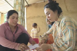 Chị Thị Lang trong công tác vận động người dân đồng bào thiểu số kế hoạch hóa gia đình, gìn giữ nét đẹp truyền thống dân tộc thiểu số. Ảnh: TTXVN phát 