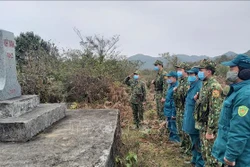 Cán bộ, chiến sĩ Đồn biên phòng Xín Cái và dân quân 2 xã Xín Cái, Thượng Phùng thực hiện nghi lễ chào cột mốc biên giới. Ảnh: Nguyễn Chiến-TTXVN
