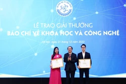 Bộ trưởng Bộ Khoa học và Công nghệ Huỳnh Thành Đạt trao giải Nhất cho nhóm tác giả Báo Nhân dân cuối tuần (bên phải) với nhóm tác phẩm “Khởi nghiệp công nghệ từ bùng nổ đến định hình” và nhóm tác giả Báo Điện tử Chính phủ với nhóm tác phẩm “Kỳ vọng bứt ph
