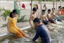 Lớp bơi dành cho trẻ khuyết tật tại xã Hải Hưng, huyện Hải Lăng. Ảnh: Thanh Thủy-TTXVN 