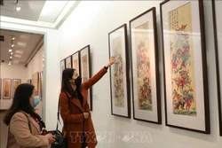 Khách tham quan triển lãm. Ảnh: Thanh Tùng - TTXVN 