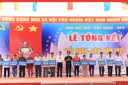 Ấm áp “Tết quân - dân” tại tỉnh Sóc Trăng