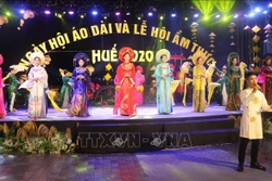 Trình diễn áo dài truyền thống. Ảnh: Tường Vi - TTXVN
