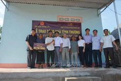 Trao nhà tình thương cho gia đình bà H Lơk Hmok, dân tộc M’nông, thôn Yang 2, xã Đắk Liêng, huyện Lắk. Ảnh: Hoài Thu – TTXVN