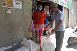 Cuộc sống đảo lộn vì thiếu nước sạch trong mùa khô hạn 2020. Ảnh: Nguyễn Thành – TTXVN
