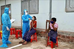 Lẫy mẫu xét nghiệm cho đồng bào dân tộc tại xã Dân Hóa, nơi có 943 hộ với gần 4.300 nhân khẩu; chủ yếu là người Chứt và Bru Vân Kiều. Ảnh: Võ Dung –TTXVN 
