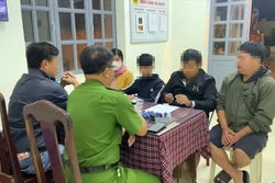 Cơ quan điều tra làm việc với 2 học sinh cùng gia đình. Ảnh: TTXVN phát