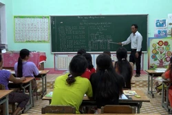 Lớp học xóa mù chữ tại xã Chư Drăng, huyện Krông Pa, tỉnh Gia Lai. Ảnh: TTXVN phát