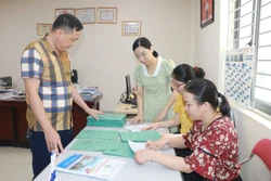 Trường Cao đẳng Việt Đức rà soát lại hồ sơ đã đăng ký của học viên. Ảnh: Bích Huệ - TTXVN 