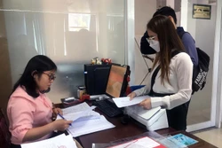 UBND Quận 3 (Thành phố Hồ Chí Minh) tăng cường lực lượng tình nguyện viên tham gia tiếp nhận hồ sơ hỗ trợ tiền thuê nhà cho người lao động. Ảnh: Thanh Vũ - TTXVN