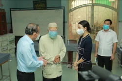 Phó Thủ tướng Thường trực Trương Hòa Bình thăm hỏi tình hình cuộc sống của đồng bào dân tộc Chăm tại Quận 8, TP.Hồ Chí Minh. Ảnh: Quang Châu - TTXVN 