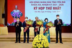 Ủy viên Trung ương Đảng, Bí thư Tỉnh ủy Yên Bái Đỗ Đức Duy và Chủ tịch UBND tỉnh Yên Bái Trần Huy Tuấn tặng hoa chúc mừng các đồng chí được bầu giữ chức danh Chủ tịch, Phó Chủ tịch HĐND tỉnh Yên Bái khóa XIX, nhiệm kỳ 2021- 2026. Ảnh: Đức Tưởng - TTXVN 