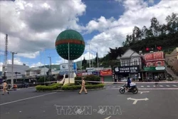 Thị trấn Thạnh Mỹ, trung tâm huyện Đơn Dương bị phong tỏa khi dịch bệnh xuất hiện. Ảnh: TTXVN phát 