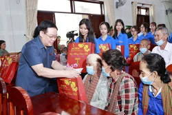 Chủ tịch Quốc hội Vương Đình Huệ tặng quà Tết gia đình chính sách, hộ nghèo, đồng bào dân tộc thiểu số tỉnh An Giang