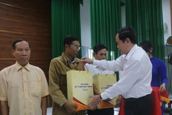 Phó Chủ tịch thường trực Quốc hội Trần Thanh Mẫn thăm, tặng quà tại tỉnh Sóc Trăng