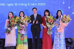 Thứ trưởng Bộ Khoa học và Công nghệ Bùi Thế Duy - Trưởng Ban tổ chức Giải thưởng tặng Bằng khen và biểu trưng cho các tác giả đoạt giải Nhất. Ảnh: Hoàng Hiếu - TTXVN