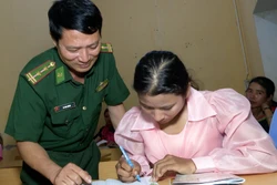 Lớp học xóa mù do Đồn Biên phòng mở dạy chữ cho bà con thiểu số. Ảnh: TTXVN phát 