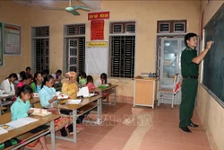 Giờ học tại lớp học xóa mù chữ bản Huổi Pá, xã Mường Lạn, huyện Sốp Cộp. Ảnh: Hữu Quyết - TTXVN