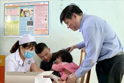 Giáo sư, Tiến sĩ Nguyễn Thanh Long, quyền Bộ trưởng Bộ Y tế dự và phát động chiến dịch tiêm chủng phòng bệnh bạch hầu toàn khu vực Tây Nguyên. Ảnh: Quang Thái- TTXVN