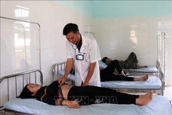 Người dân vùng biên luôn tin tưởng vào tay nghề của các y, bác sỹ Bệnh xá quân-dân y 715. Ảnh: Hồng Điệp - TTXVN
