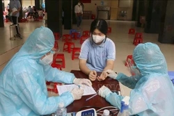 Khám sàng lọc trước khi tiêm vaccine phòng COVID-19 cho học sinh lớp 7 . Ảnh: Thanh Hòa- TTXVN 