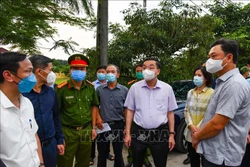 Chủ tịch UBND TP Hà Nội Chu Ngọc Anh kiểm tra công tác khoanh vùng dập dịch tại xã Kim Sơn (Gia Lâm). Ảnh: TTXVN phát