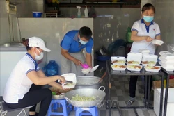 Bếp nhà từ tâm thuộc Trung ương Hội Liên hiệp Thanh niên Việt Nam, mỗi buổi nấu từ 150 đến 200 suất ăn cho lực lượng tuyến đầu. Ảnh: Xuân Triệu - TTXVN