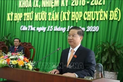 Đồng chí Trần Việt Trường phát biểu sau khi được bầu giữ chức Chủ tịch UBND Thành phố Cần Thơ. Ảnh: Ngọc Thiện - TTXVN