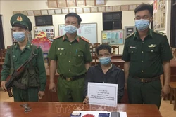 Đối tượng Tòng Văn Ánh và tang vật vụ án tại cơ quan chức năng. Ảnh: TTXVN phát