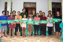 Bộ Chỉ huy Bộ đội Biên phòng Quảng Bình tặng gạo cho nhân dân đồng bào Rục ở xã Thượng Hóa, huyện Minh Hóa, tỉnh Quảng Bình. Ảnh: Võ Dung - TTXVN