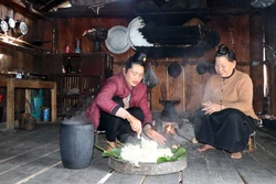 Xôi được đồ từ gạo nếp tan Mường Và bằng chõ gỗ trên bếp củi. Ảnh: Hữu Quyết – TTXVN