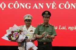 Thiếu tướng Lê Tấn Tới, Thứ trưởng Bộ Công an trao Quyết định bổ nhiệm Đại tá Rah Lan Lâm giữ chức Giám đốc Công an tỉnh Gia Lai. Ảnh: Hoài Nam - TTXVN