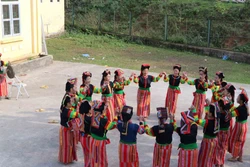 Bà con đồng bào người Cống ở vùng tái định cư bản Xám Láng, xã Nậm Khao, huyện Mường Tè giữ gìn bản sắc dân tộc. Ảnh: Nguyễn Oanh-TTXVN. 