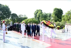 Lãnh đạo Đảng, Nhà nước dâng hoa tại Đài tưởng niệm các Anh hùng - Liệt sĩ. Ảnh: Phạm Kiên - TTXVN 