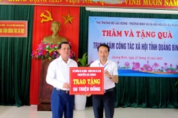 Thứ trưởng Nguyễn Bá Hoan trao tặng các suất quà ý nghĩa đến Trung tâm Công tác xã hội tỉnh Quảng Bình với tổng trị giá 50 triệu đồng. Ảnh: Võ Dung - TTXVN 
