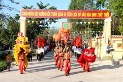 Lễ nghinh Thần, rước sắc phong và bằng công nhận di tích từ Mộ Thầy về Dinh Thầy Thím. Ảnh: Nguyễn Thanh - TTXVN 