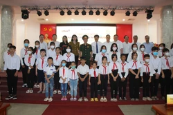 Trao học bổng cho học sinh nghèo tỉnh Hậu Giang