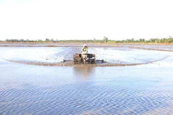 Nông dân thị xã Ngã Năm (Sóc Trăng) làm đất chuẩn bị xuống vụ lúa Đông - Xuân. Ảnh: Tuấn Phi - TTXVN 