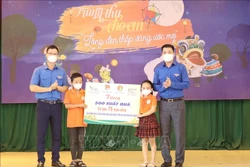 Bí Thư Ban Chấp hành Trung ương Đoàn Ngô Văn Cương trao biển tượng trưng tặng 500 suất quà cho thiếu nhi có hoàn cảnh khó khăn. Ảnh: Đồng Thúy - TTXVN 