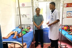 Đồ ăn vặt được bày bán trước cổng trường. Ảnh: baocaobang.vn
