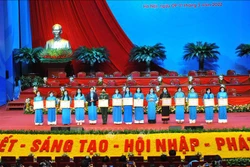 Tặng Bằng khen cho 12 tập thể và 1 cá nhân xuất sắc. Ảnh: Minh Đức - TTXVN