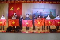 Trao tặng 10.000 lá cờ Tổ quốc cho chiến sĩ và nhân dân vùng biên giới của tỉnh Đắk Lắk. Ảnh: Hoài Thu – TTXVN 