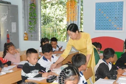 Cô Phạm Thị Hoài Thương, Hiệu phó trường Tiểu học Ngô Mây, thành phố Buôn Ma Thuột phải kiêm công tác chủ nhiệm và đứng lớp do thiếu giáo viên. Ảnh: Tuấn Anh – TTXVN 